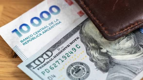 El crédito en pesos se estanca en abril mientras los préstamos en dólares crecen casi 7%