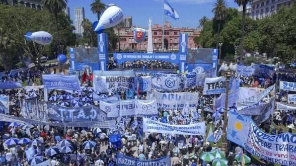 Morosidad récord: la CGT y las CTA marcharon a Economía y exigieron un plan para refinanciar deudas familiares